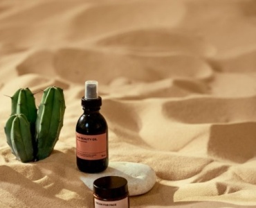 Sommerhaut in Bestform: So passt du deine Pflegeroutine an Sonne, Hitze & Meer an