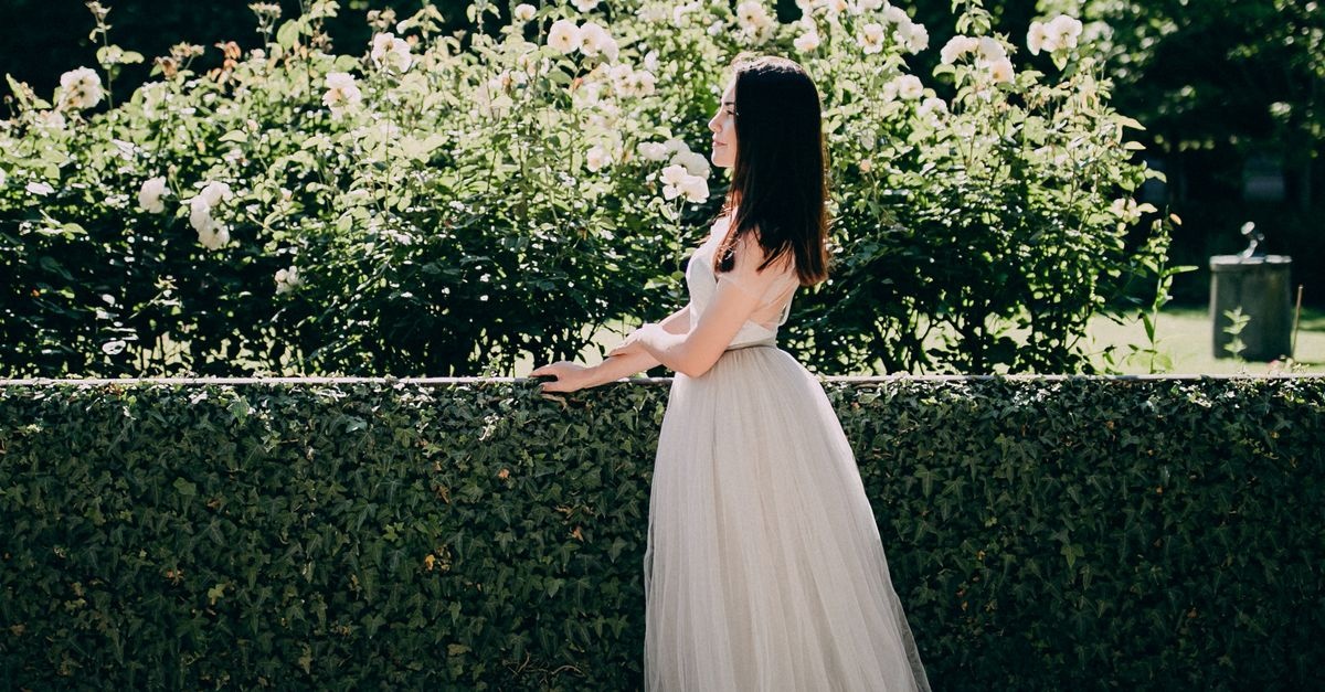 Stilvoll unter freiem Himmel: Das perfekte Outfit als Hochzeitsgast für die Gartenhochzeit