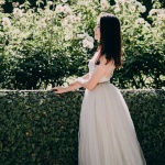 Stilvoll unter freiem Himmel: Das perfekte Outfit als Hochzeitsgast für die Gartenhochzeit