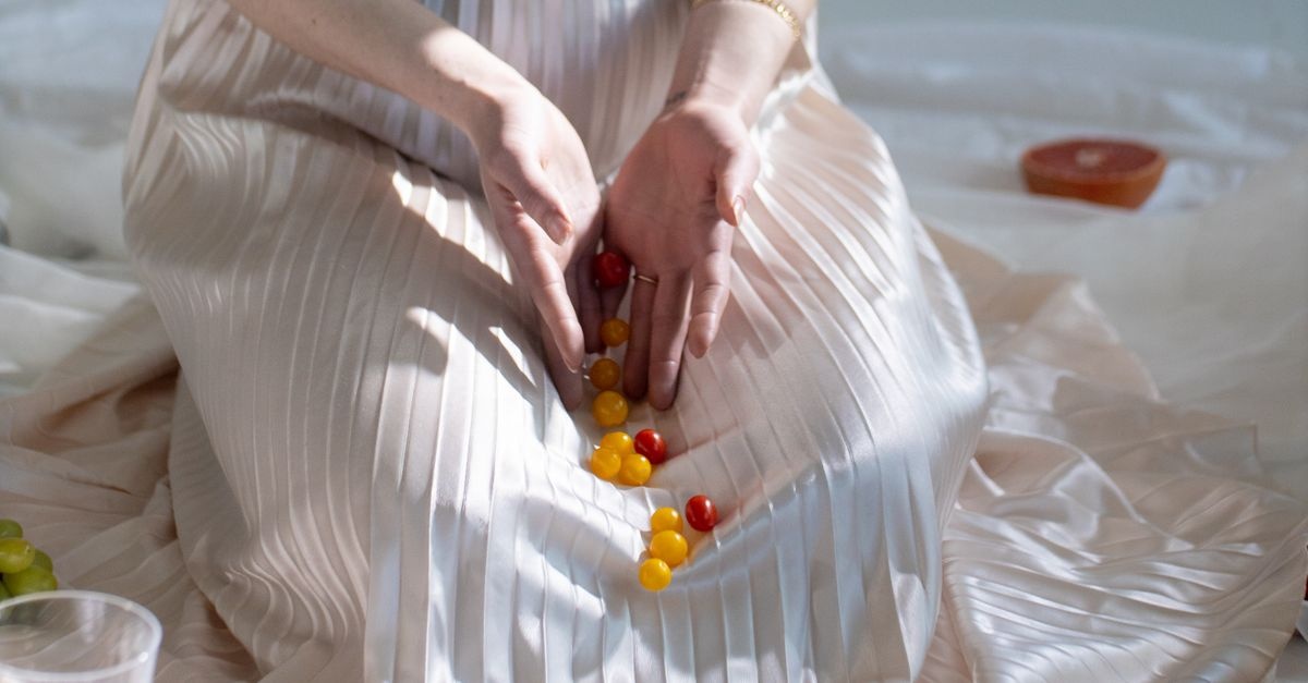 So stylst du dein Plisseekleid elegant: 7 edle Kombinationsideen für jeden Anlass
