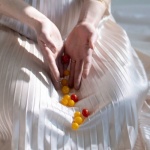 So stylst du dein Plisseekleid elegant: 7 edle Kombinationsideen für jeden Anlass
