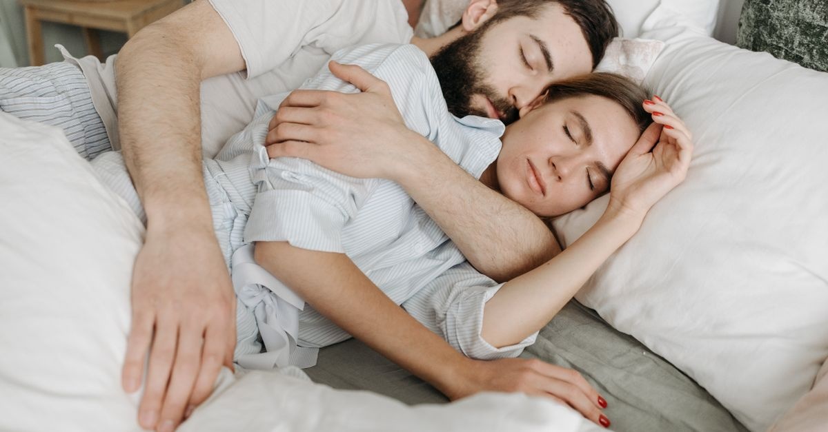 Wenn einer früh schläft und der andere lange wach ist: So meistert ihr unterschiedliche Schlafrhythmen als Paar