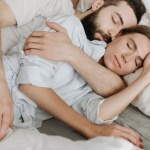 Wenn einer früh schläft und der andere lange wach ist: So meistert ihr unterschiedliche Schlafrhythmen als Paar