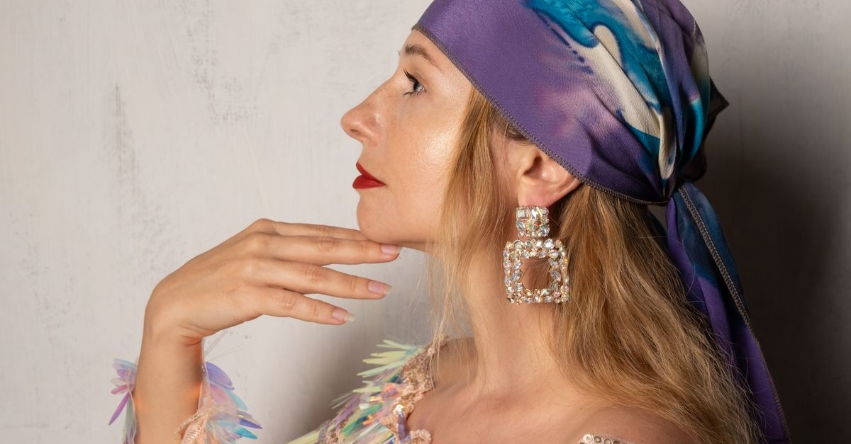 Dezente Statement-Ohrringe: So stylst du den Hingucker elegant im Alltag