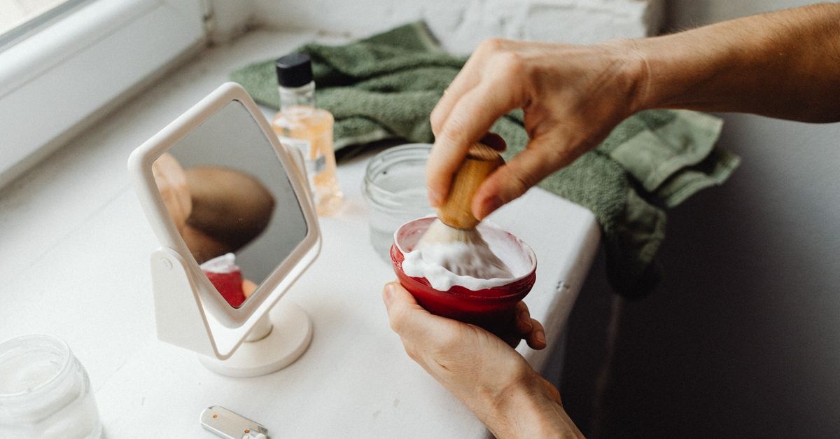 Peeling und Rasur: Wann ist der beste Zeitpunkt für glatte, reizfreie Haut?