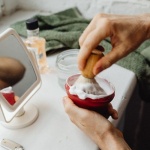 Peeling und Rasur: Wann ist der beste Zeitpunkt für glatte, reizfreie Haut?