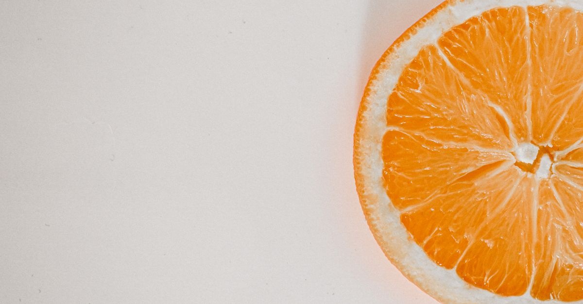 Strahlend geschützt: Warum Vitamin C dein perfekter Partner unter dem Sonnenschutz ist