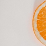 Strahlend geschützt: Warum Vitamin C dein perfekter Partner unter dem Sonnenschutz ist