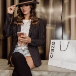 Stilvoll im Handumdrehen: So kombinierst du einen kurzen Blazer perfekt zum Kleid