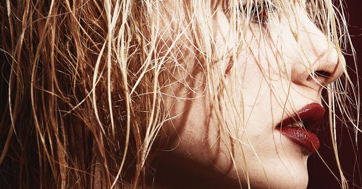 So entwirrst du nasse Haare sanft – ohne Ziepen, Haarbruch und Frust