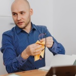 Mehr gesehen werden im Job – sichtbar auftreten, ohne dich selbst unter Druck zu setzen