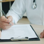 Eierstockzyste: Wann du zum Arzt solltest – Warnzeichen, Verlauf & nächste Schritte