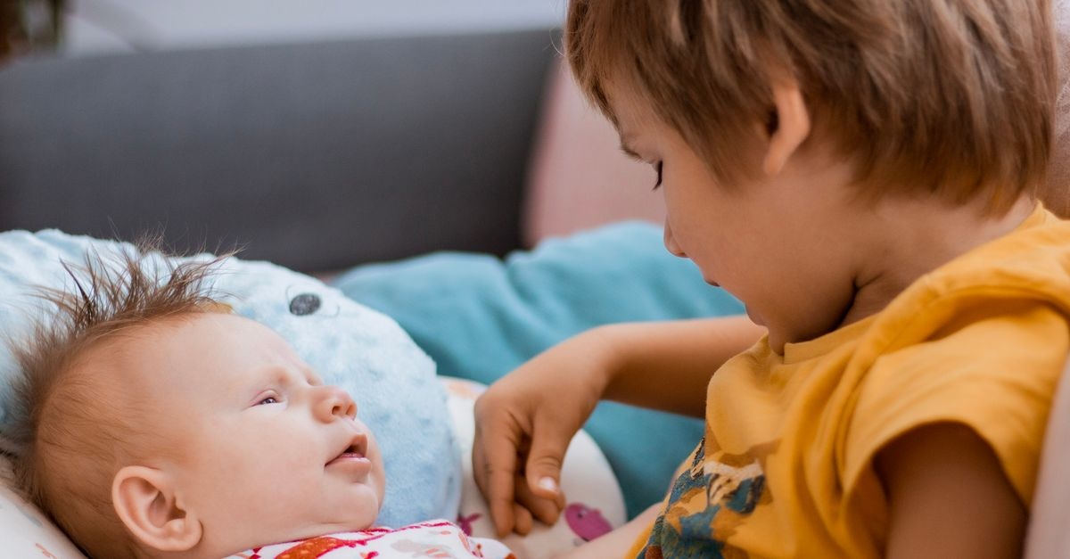 Wenn zwei Welten sich begegnen: So gelingt das erste Kennenlernen der Geschwister
