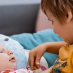 Wenn zwei Welten sich begegnen: So gelingt das erste Kennenlernen der Geschwister