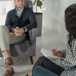 Welche Therapie passt zu mir? Verhaltenstherapie vs. tiefenpsychologische Ansätze im Vergleich