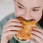 Wenn die Lust auf Süßes ruft: Was dein Körper vor der Periode wirklich braucht