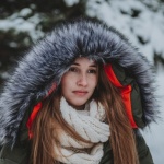 Winter-Chic: So stylst du Daunenjacke und Kleid zum perfekten Outfit